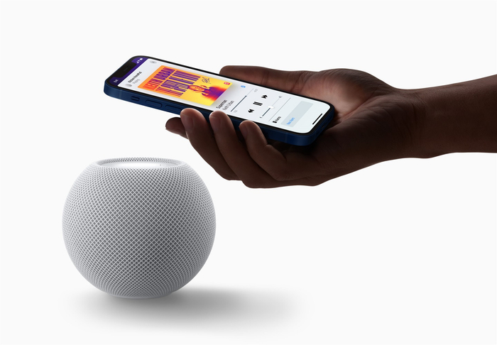 ▲ HomePod mini 能与 Apple 设备配合，让用户无缝接力播放音乐，或者在 iPhone 上自动接收个性化聆听建议。