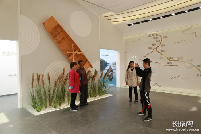 华家口运河文化展馆内，游客拍照留念。