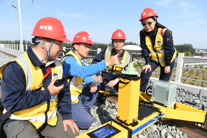 惯导小车在京沈高铁应用示范现场（左2为陈起金）