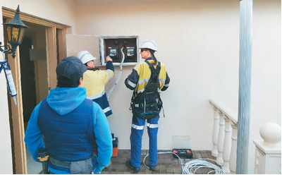 近日，澳大利亚墨尔本市北鲍尔温区 ，澳大利亚嘉源智能模块化建筑公司在检查房屋供电设施。受访者供图