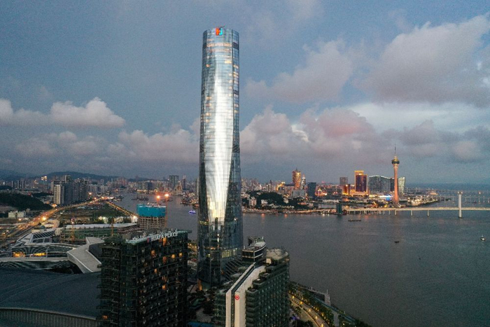 珠海中心大厦和远处的澳门景象。新华社记者 陈晔华 摄