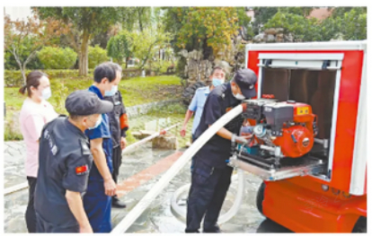 某社区物业人员在进行消防演练（图/长江日报）