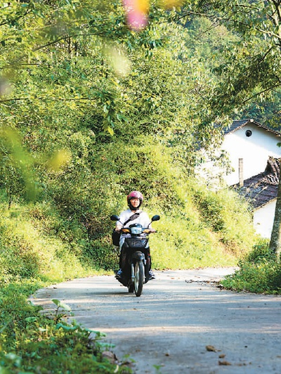 杨海燕骑行在行医路上。