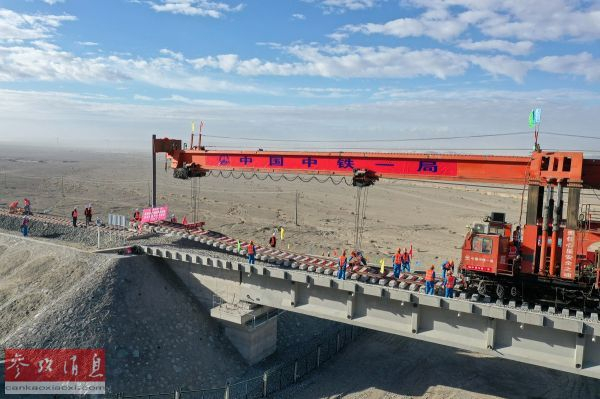 资料图片：中铁一局的施工人员在格库铁路新疆段进行铺轨作业。全线开通后，将进一步完善我国西部铁路网结构，推动西部大开发提速，加快“丝绸之路经济带”建设。（新华社记者 丁磊 摄&nbsp;）