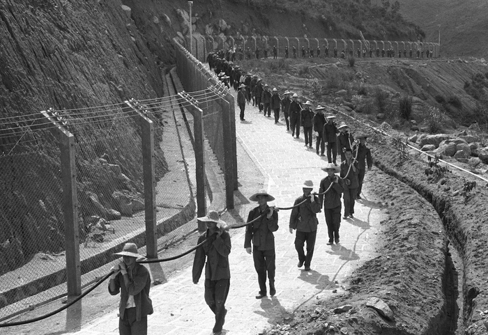 △1984年，建设中的深圳经济特区管理线（二线）。