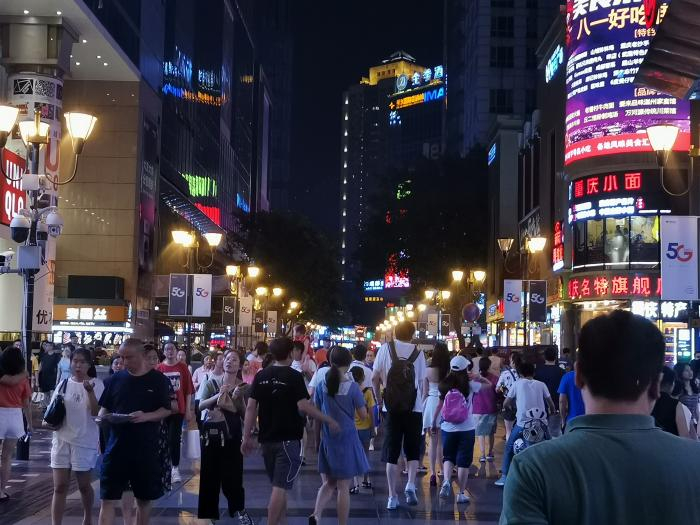 解放碑步行街游客常年川流不息 文静摄