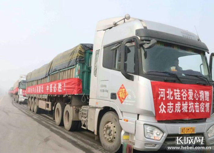 满载河北硅谷公司爱心捐赠蔬菜的大货车，疾速驶往湖北。