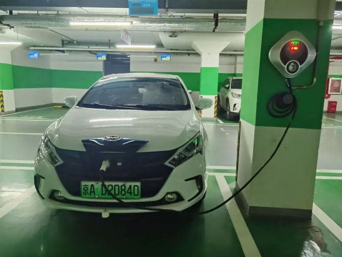 北京顺义空港街道满庭芳嘉园一辆比亚迪秦EV正在自家车位上充电 陈学强摄