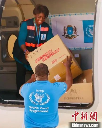 世界粮食计划署助力中国企业援助非洲抗疫，正在转运抗疫物资到索马里。世界粮食计划署供图