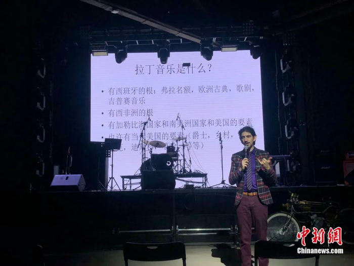 宋雨翔授课中。受访者供图