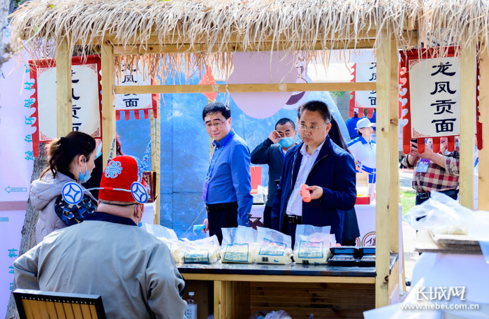 董子学村内，游客购买当地特产—龙凤贡面。牟明宏 摄