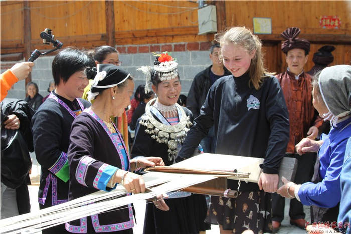 广南村侗族群众在教耶鲁大学研学团队学员纺侗布体验侗家织布