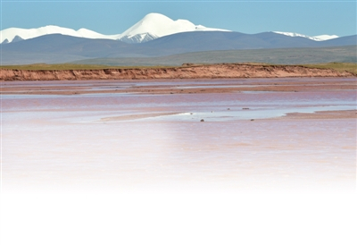 楚玛尔河与玉珠峰  记者 姜峰摄