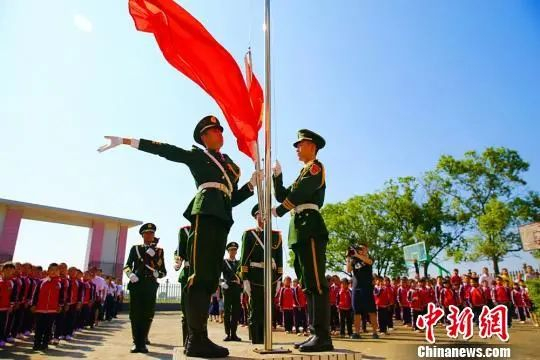 资料图：升国旗。曾诗怡　摄