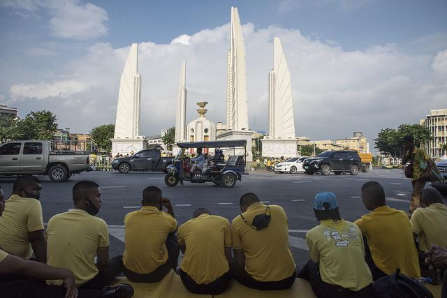 　　当地时间10月14日，泰国曼谷再次爆发反政府示威集会，以青年学生为主的示威者聚集在曼谷民主纪念碑附近，并与一部分支持政府、拥护王室的“保皇派”激烈对峙，甚至发生了小规模肢体冲突。图源：人民视觉