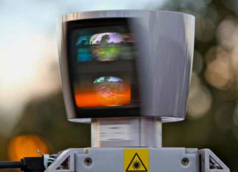 图示：Velodyne发明了第一款激光雷达，可发射64束激光