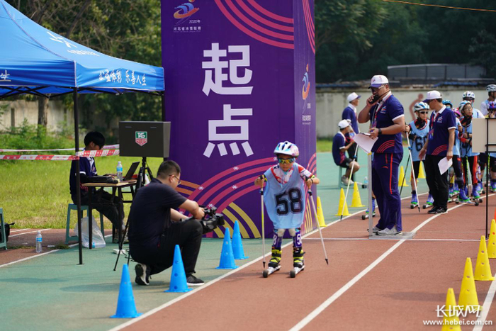 青少年男子滑轮传统技术间隔两公里项目的比赛。长城网记者 段美嘉 摄