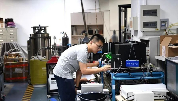 △科研人员在中国科学技术大学自旋量子计算研究室内工作&nbsp;| 资料图
