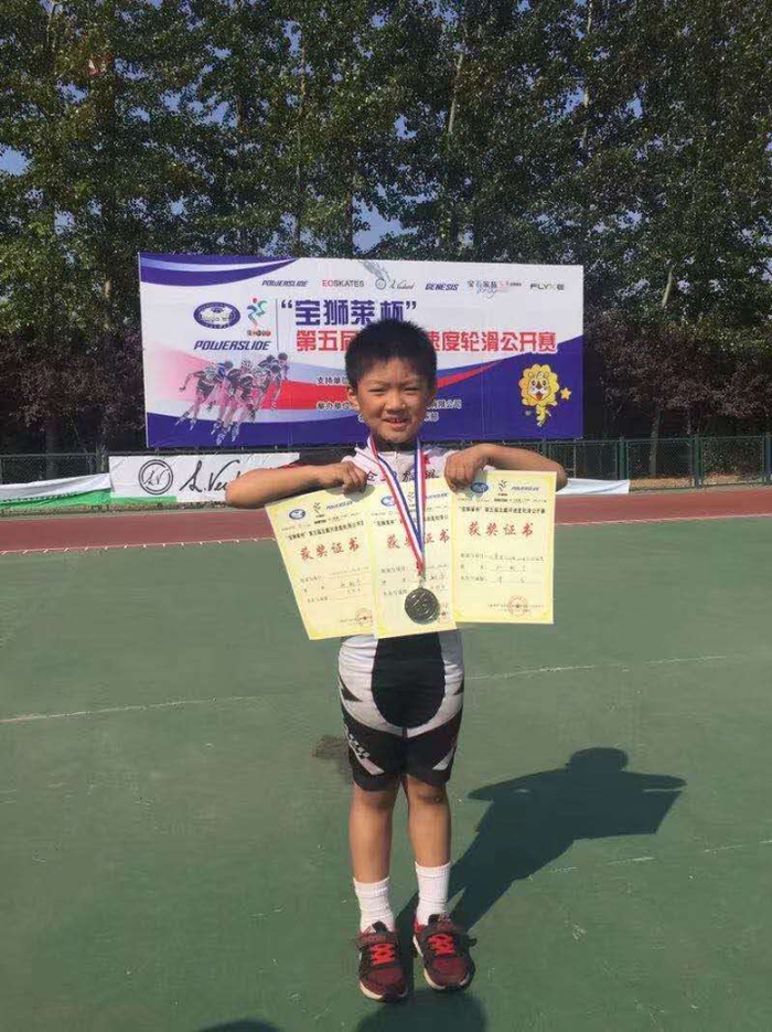 郑翔予在“轮转冰”之前参加轮滑比赛中获奖。运动员本人供图