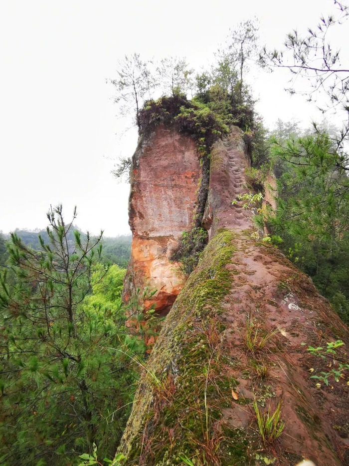 ▲月亮岩山体一侧人工开采的梯步
