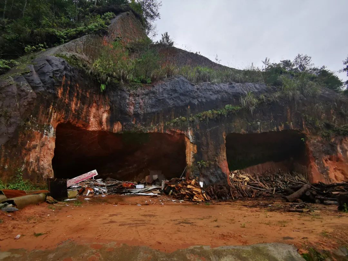 ▲丹霞山体下的小型石窟