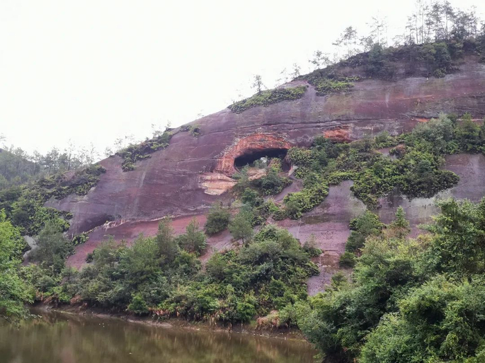 ▲月亮岩水库上方的穿洞