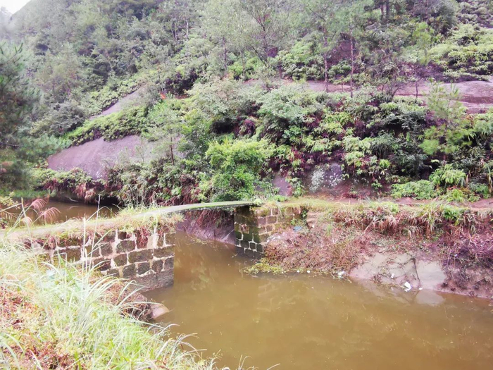 ▲月亮岩水库上的小桥