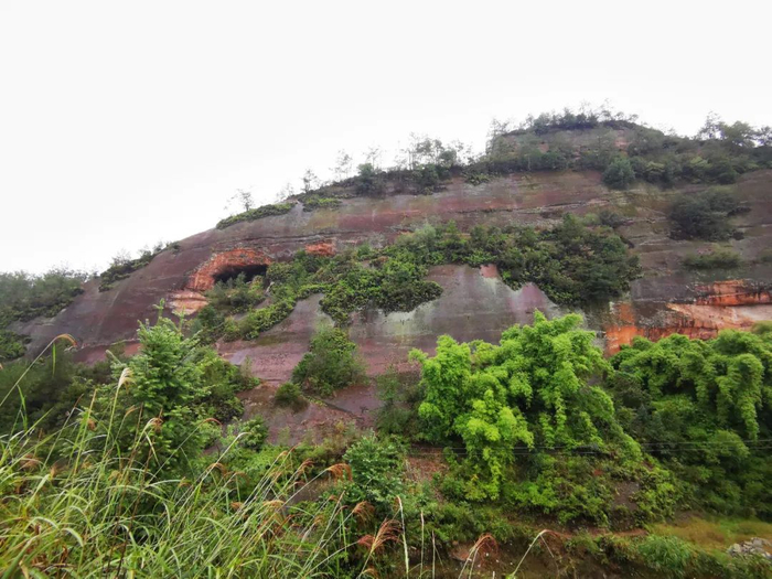     ▲崖居人家的左侧有另外一个穿洞