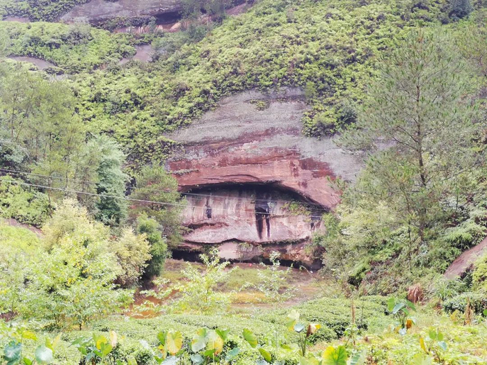 ▲小溪旁的丹霞地貌