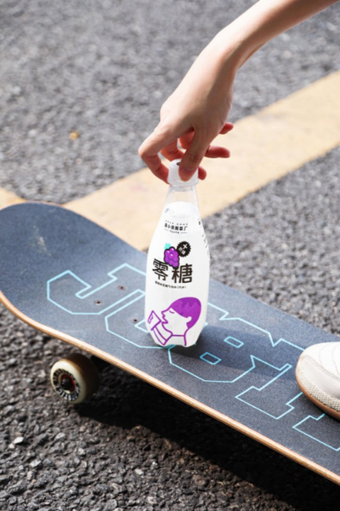 喜茶气泡水新包装。图片来源：喜小茶瓶装厂公众号