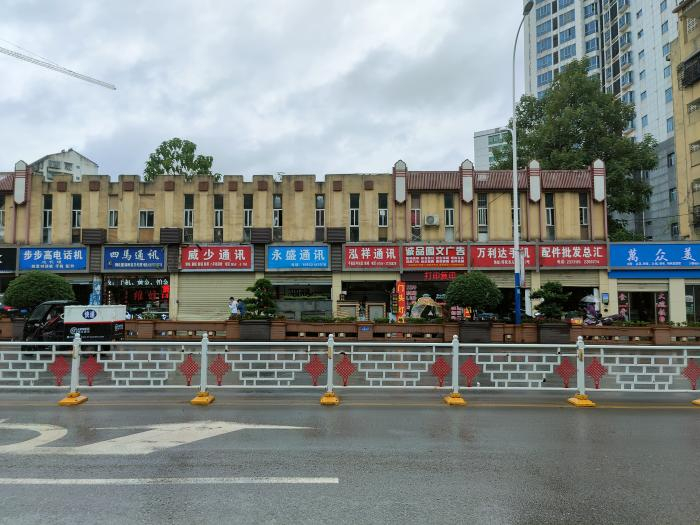 （图为怀化线下市场，拍摄：骆轶琪）