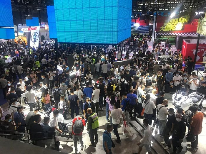 人山人海的重庆摩博展，热度创下新高。图片由作者拍摄