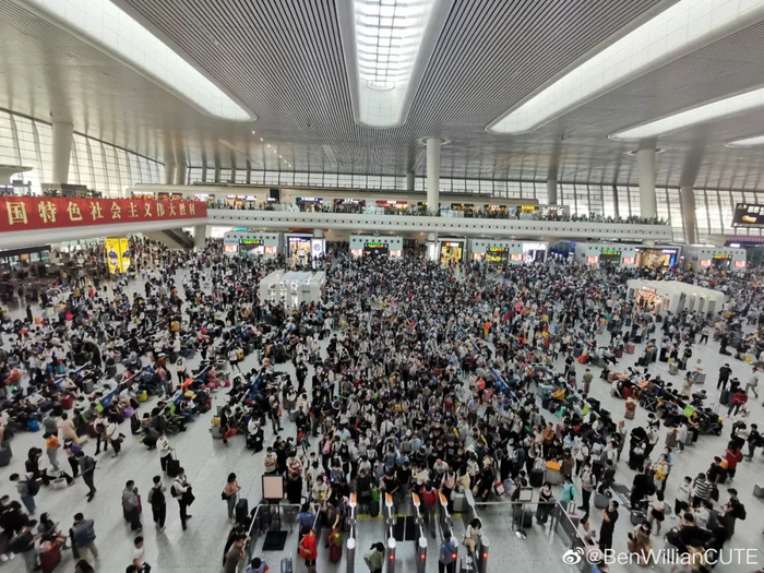 △10月1日，杭州东站。