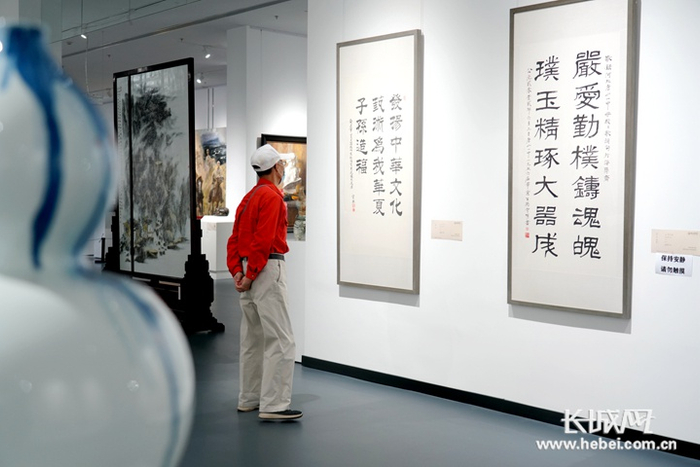市民打卡唐山市美术馆，欣赏画作。记者 杨雨熹 摄