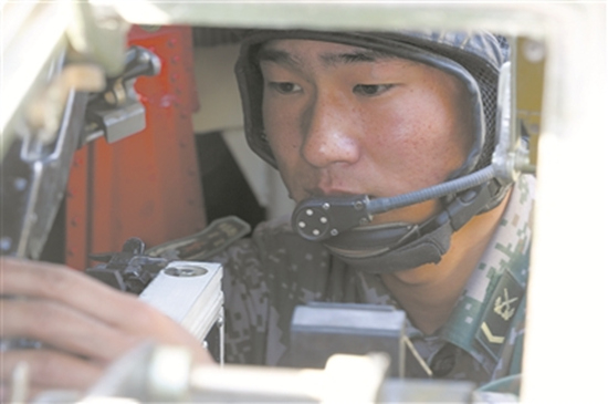 新疆军区某合成团上士炮长马帅在进行实弹射击训练。 梁 晨、兰传军摄