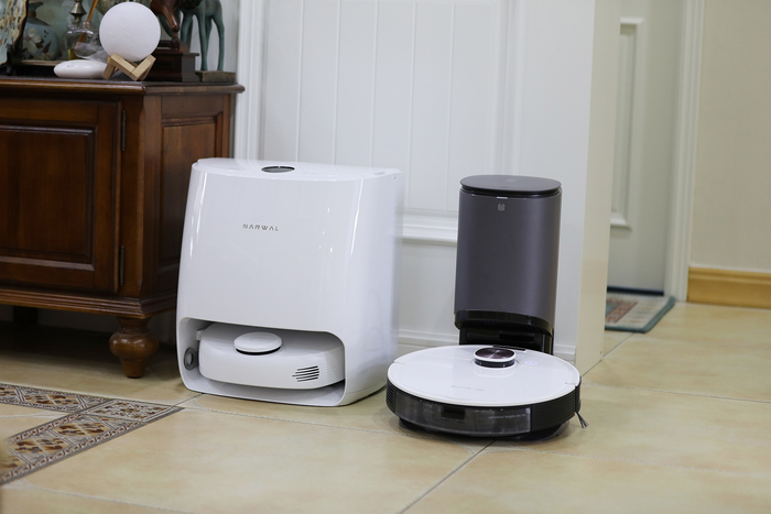 ▲图注：左侧云鲸小白鲸、右侧科沃斯超能王