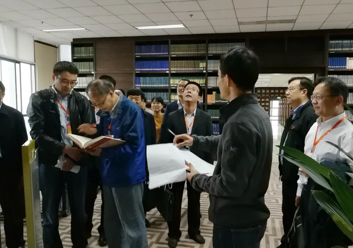 ▲专家组考查中心图书馆