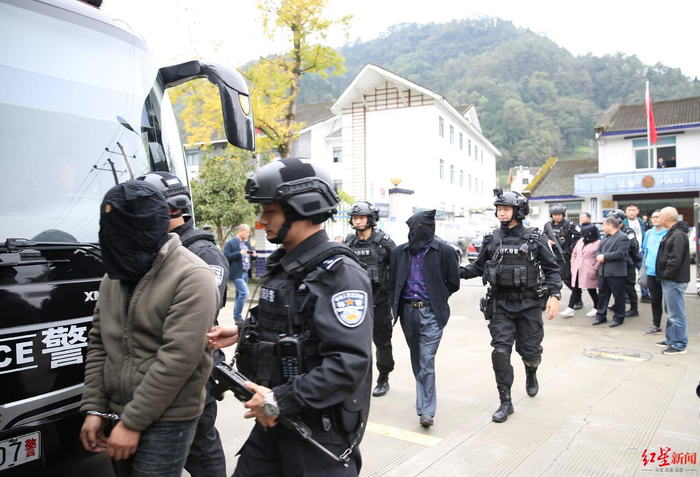 　　↑警方抓捕李昌清团伙成员