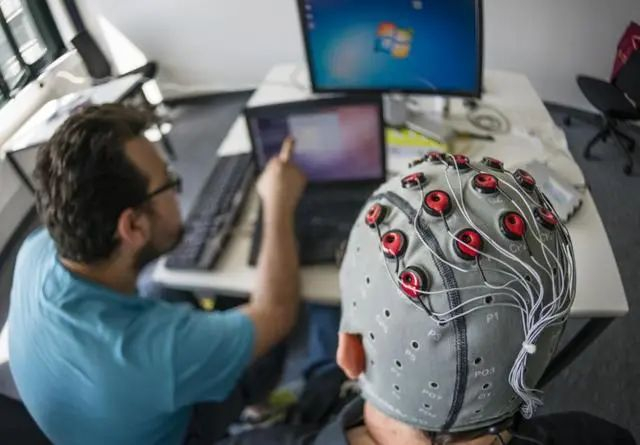 图｜常见的脑机接口头套