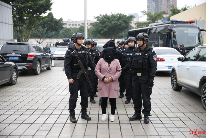 　　↑警方抓捕李昌清团伙成员