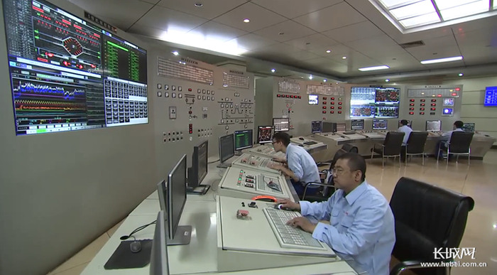 电厂机组运行控制室。