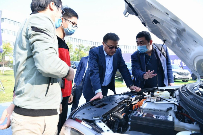 公司领导现场体验点评公司最新科技成果 吴杨/摄