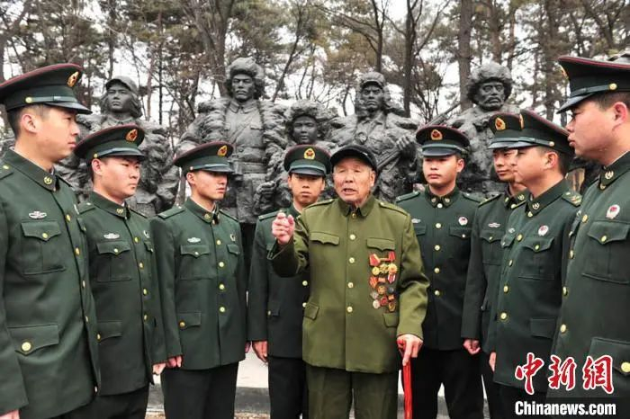 资料图：徐振明回到陵园担当起义务讲解员。中共吉林省委宣传部供图