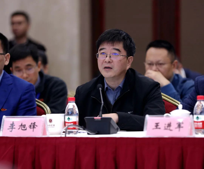 ▲李旭锋书记代表学校表态