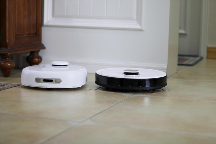 ▲图注：左侧云鲸小白鲸、右侧科沃斯超能王