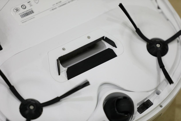 ▲图注：云鲸机器人中扫区域吸尘口