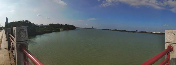 廖家沟城市中央公园一角。摄影/本刊记者 苏杰德