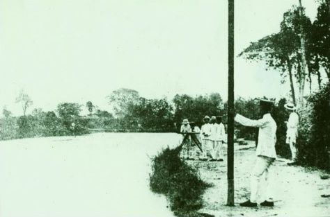 △1916年8月，在江苏南通东门外测量实习