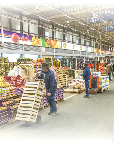 　　在翰吉斯国际批发市场的蔬果区，商户正在挑选新鲜的农产品。