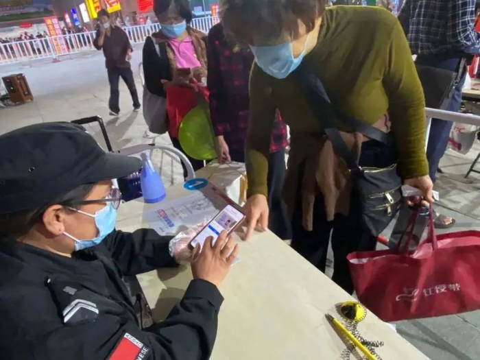 福州车务段莆田站这个醒目的指示牌，让特殊人群的出行不再犯愁。高佳 黄祥毅 摄